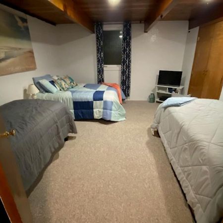 Spacious Lower Level Living All For You! コー​​バリス エクステリア 写真