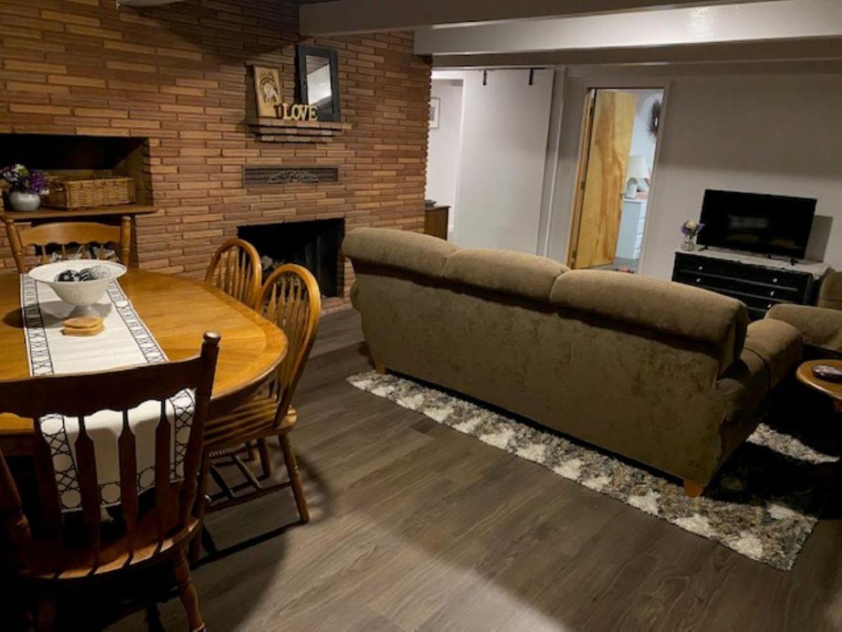 Spacious Lower Level Living All For You! コー​​バリス エクステリア 写真