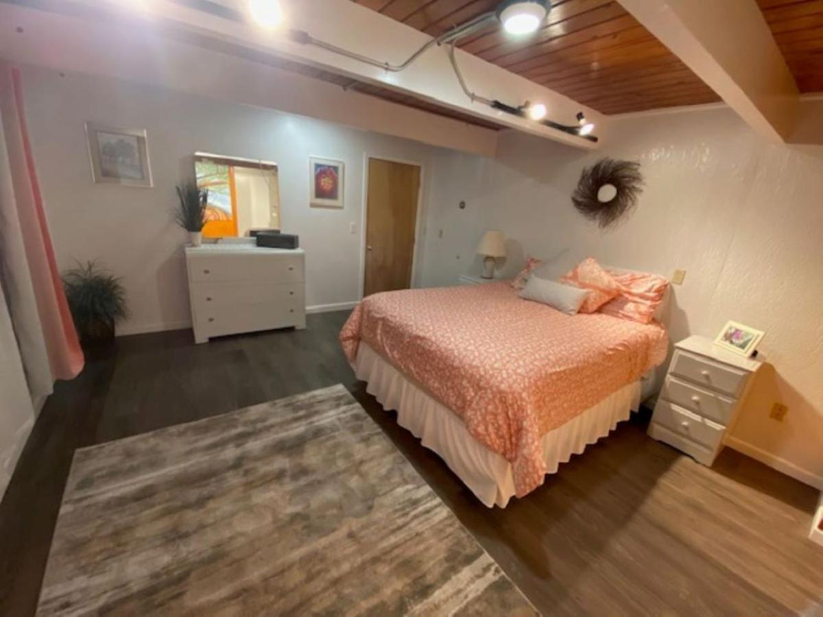 Spacious Lower Level Living All For You! コー​​バリス エクステリア 写真