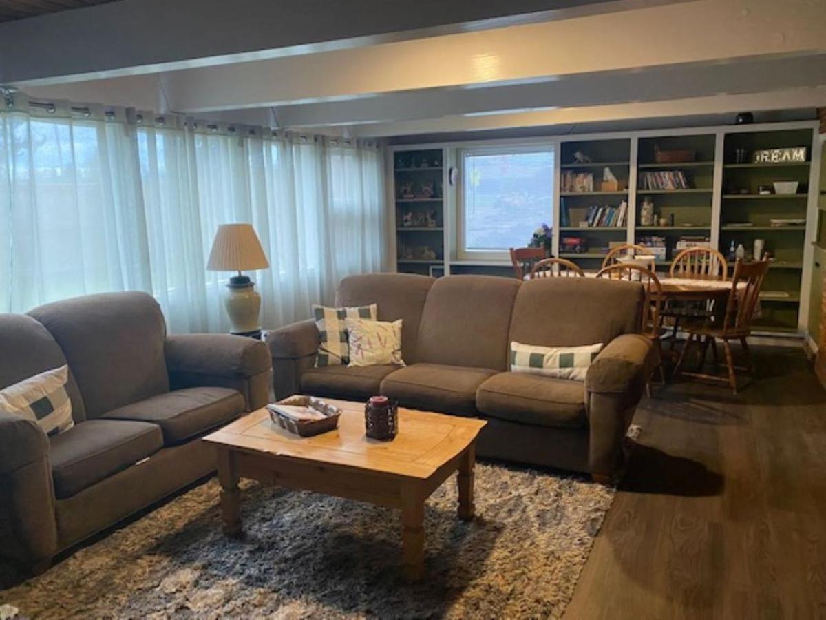 Spacious Lower Level Living All For You! コー​​バリス エクステリア 写真