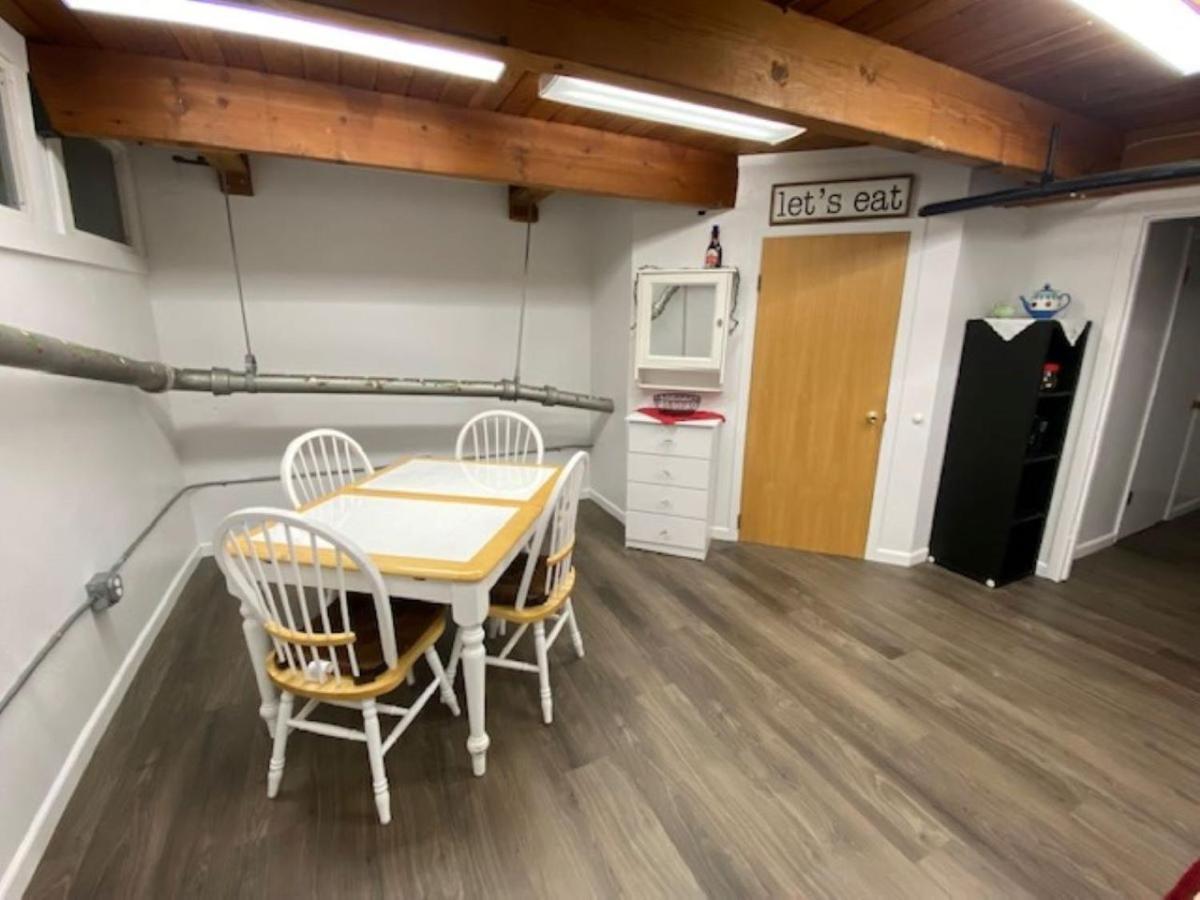 Spacious Lower Level Living All For You! コー​​バリス エクステリア 写真