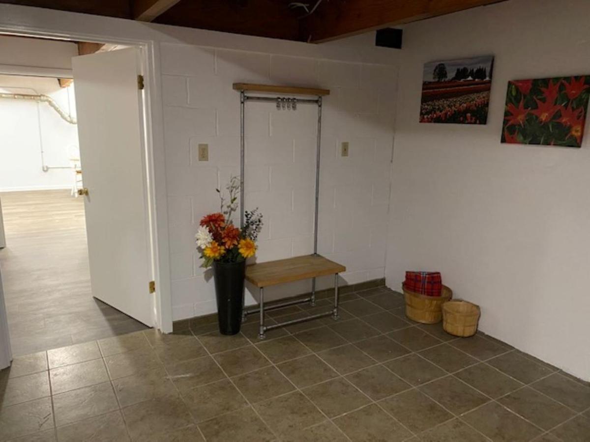 Spacious Lower Level Living All For You! コー​​バリス エクステリア 写真