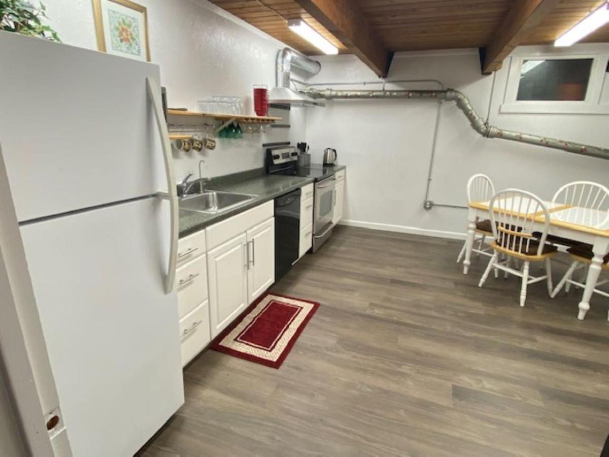 Spacious Lower Level Living All For You! コー​​バリス エクステリア 写真